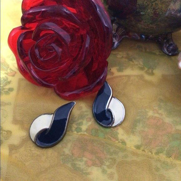 Vintage Navy & Cream Enamel Earrings Pierced Stud 1980’s - Picture 9 of 11
